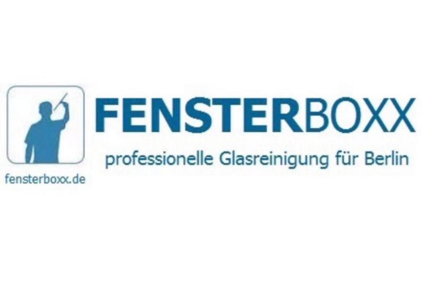 Reinigung eines Glasdachs über einer Café-Terrasse